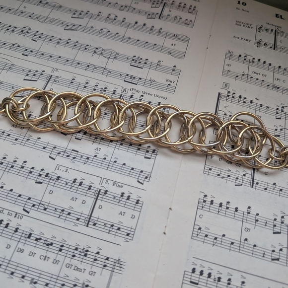 Vintage Elegant Gold Chain Bracelet - Picture 2 of 10